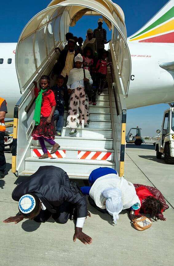 בני פלשמורה מנשקים את אדמת הארץ עם נחיתתם // צילום: משה שי